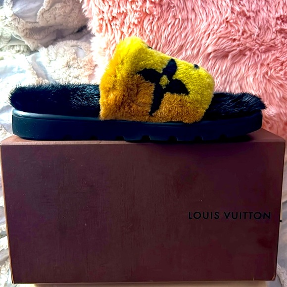 ✨NWOT LOUIS VUITTON MINK FUR POOL PILLOW SLIDES/SLIPPERS SZ 39🌟SOOO COMFY🥰 - Picture 5 of 8